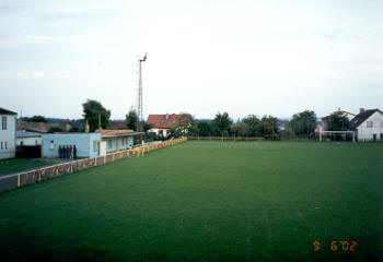 Severní pohled na hrací plochu a kabiny (léto 2002)