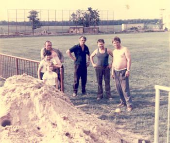 Stavba tribuny a střídaček- zleva pan J.Matonoha, J.Gureckř, K.Bořucký, V.Piontek (foto r.1988)