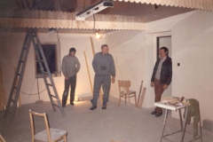 Stavba salónku v Hospodě na hřišti – zleva pan R. Sas, F. Ježek, A.Konečný (foto r.1996)